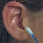 <b>Как правильно чистить уши</b>