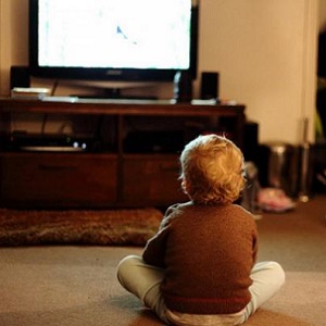 Шум телевизора помогает детям расширить словарный запас